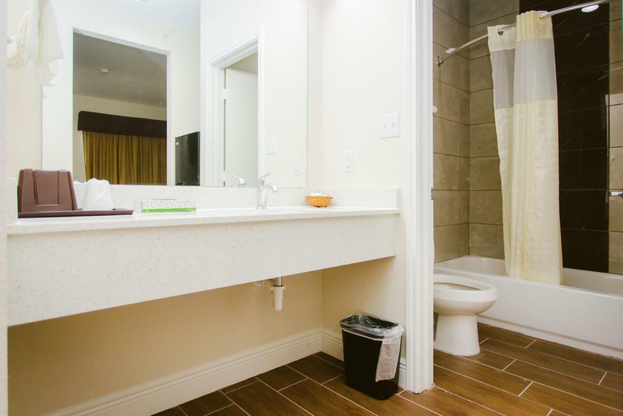 Scottish Inn & Suites Baytown Esterno foto
