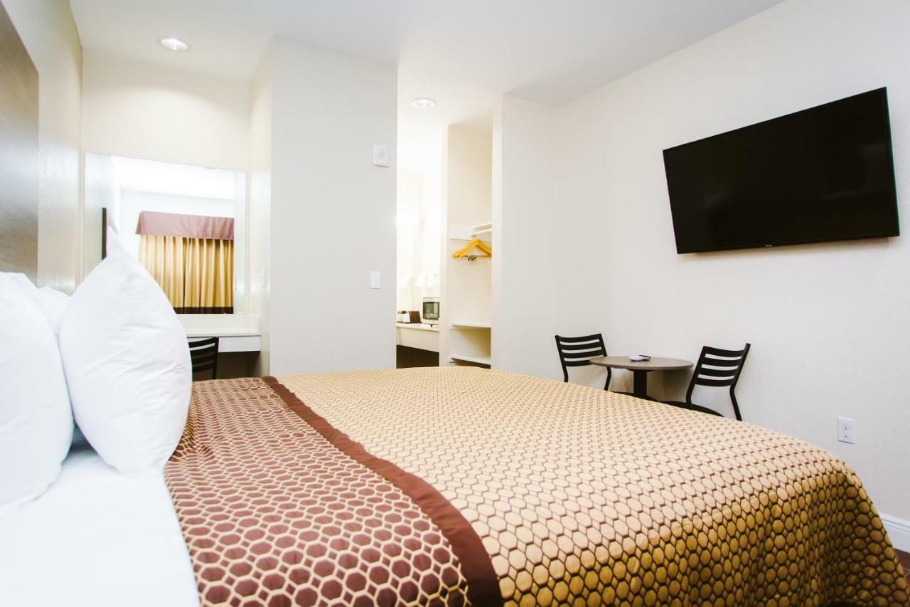 Scottish Inn & Suites Baytown Esterno foto
