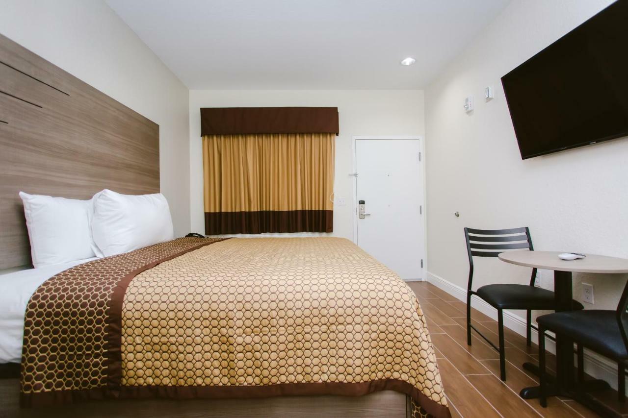 Scottish Inn & Suites Baytown Esterno foto